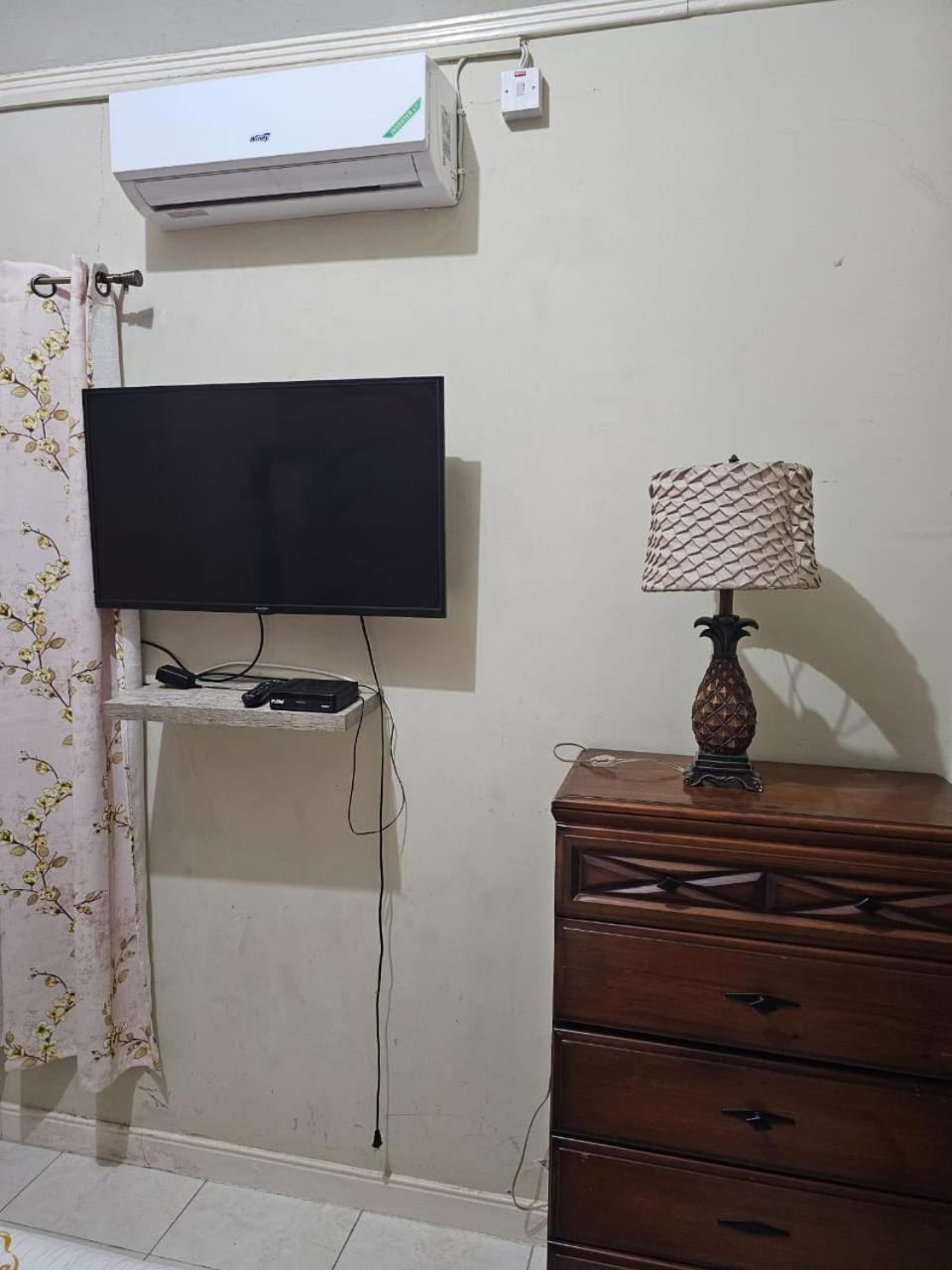 #1 Jacaranda Vacation Home Spanish Town Dış mekan fotoğraf